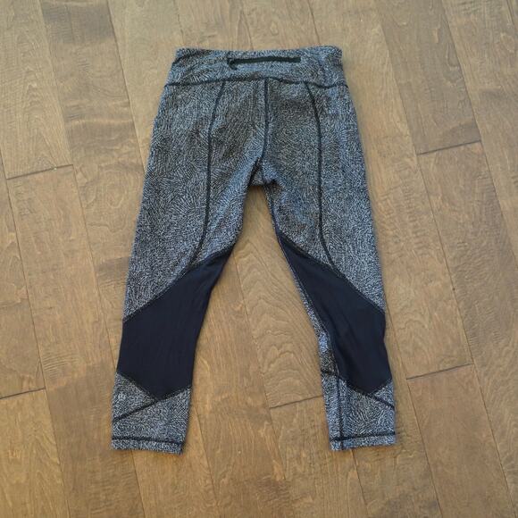 Lululemon White Black‎ Graphic Pattern High Rise Leggings Size 6 - Picture 2 of 5